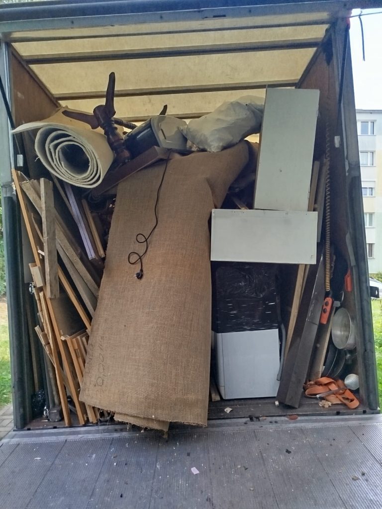 Stare meble i elementy wyposażenia załadowane do samochodu