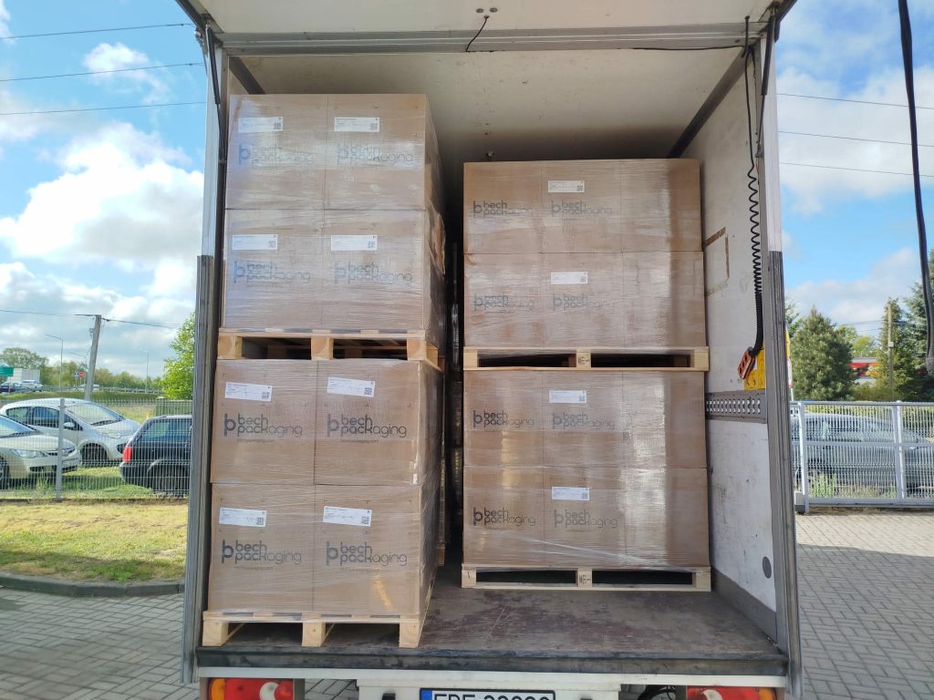 Towar na paletach w przestrzeni ładunkowej samochodu