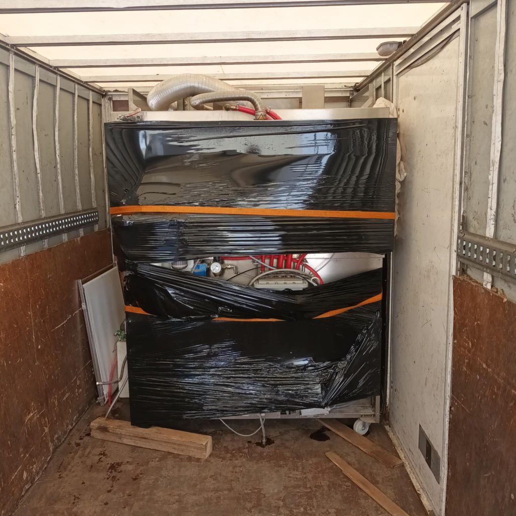 Urządzenie zabezpieczone folią i pasami do transportu
