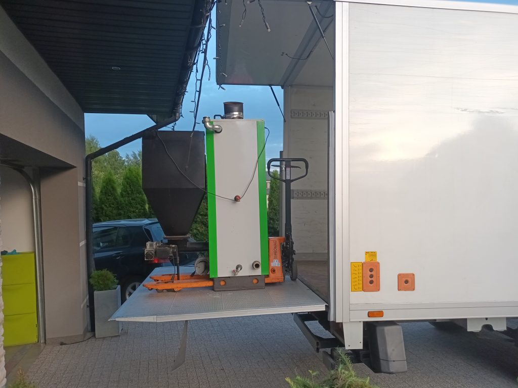 Załadunek urządzenia przy użyciu windy samochodowej